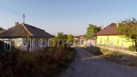 飞越多瑙河三角洲的一个小村庄视频的预览图