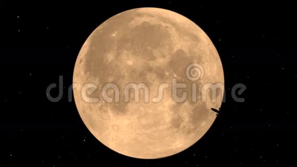 月球背景上的飞行飞机视频的预览图