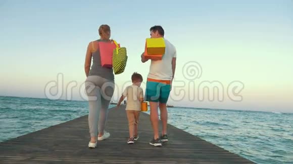 幸福的家庭在购物后散步视频的预览图