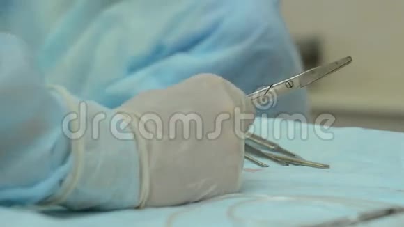 外科医生操作病人小组视频的预览图
