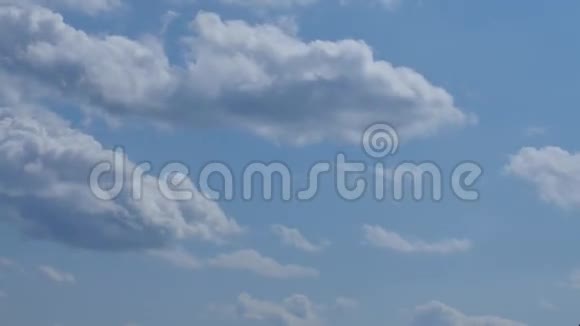 云在蓝天上移动视频的预览图