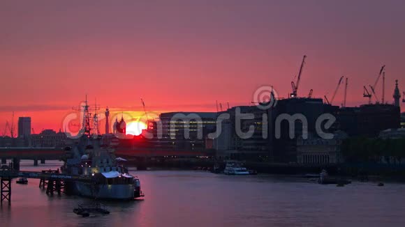伦敦泰晤士河上空的橙色和紫色日落视频的预览图