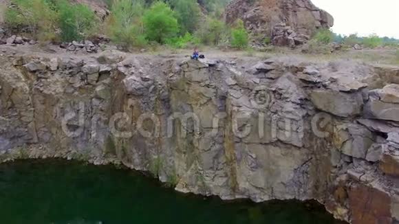 空中人类在岩石峰上拍照视频的预览图