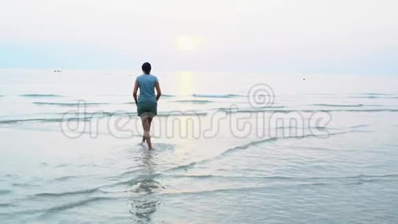 在海边散步的女人视频的预览图