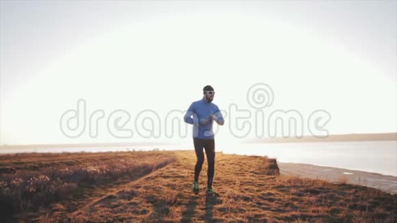 跑步运动员训练视频的预览图