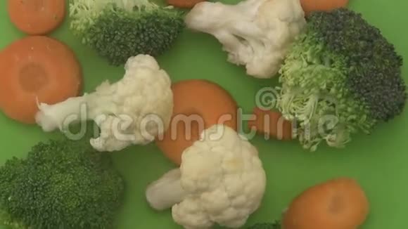 红色背景下的混合蔬菜视频的预览图