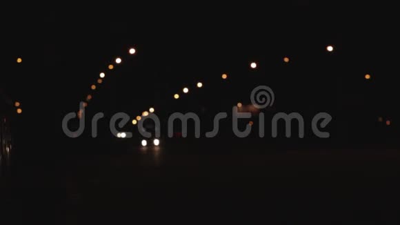 夜间城市交通Bokeh灯视频的预览图