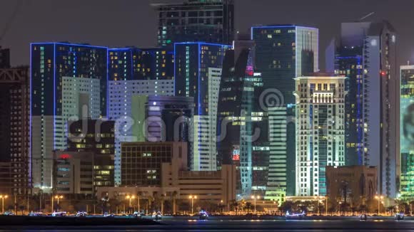 多哈摩天大楼在市中心天际线夜晚卡塔尔中东视频的预览图