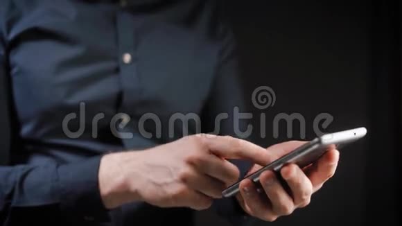 概念数字在线生活和社交网络一个穿衬衫的商人用智能手机查看他的账户视频的预览图