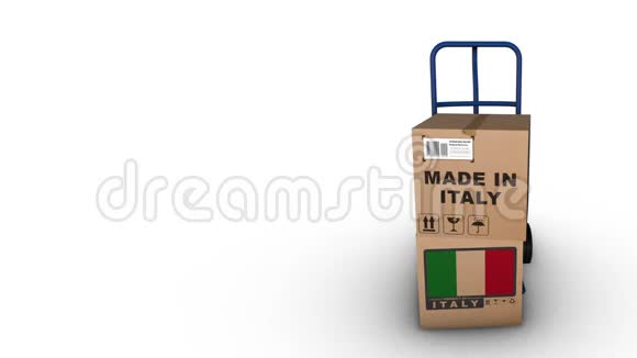 意大利红色手推车与盒子旋转视频的预览图