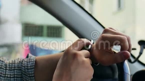 男人的手使用智能手表触摸屏视频的预览图
