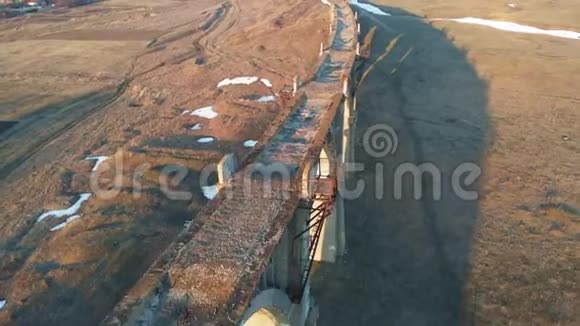 古老的历史铁路桥从四架直升机上发射的空中飞弹视频的预览图