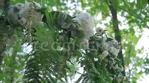 美丽的结婚拱门装饰着白色的花朵视频的预览图