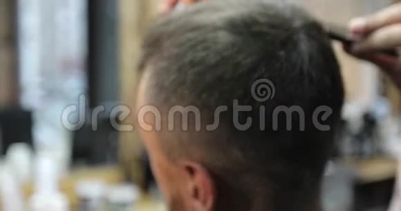 在理发店把人的头关上视频的预览图