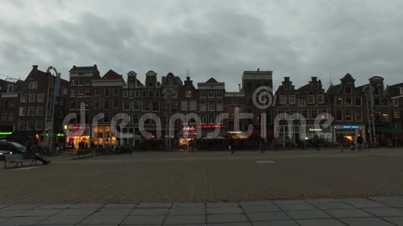 在荷兰阿姆斯特丹黄昏时的Nieuwmarkt视频的预览图