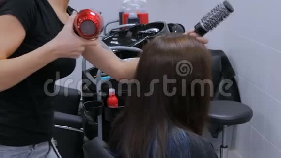 专业理发师烘干客户头发视频的预览图