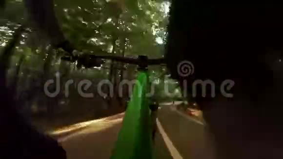 山地自行车下山从摩托车手那里看视频的预览图