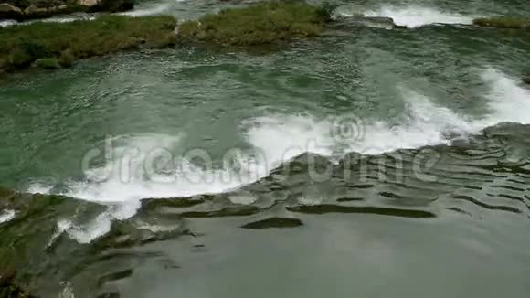 往下看小瀑布贵州视频的预览图