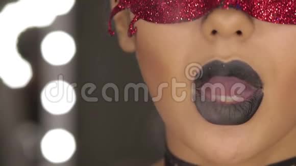 高级时尚美女模特女孩黑色化妆和长冲黑唇视频的预览图