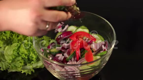 准备蔬菜沙拉与生菜特写视频的预览图