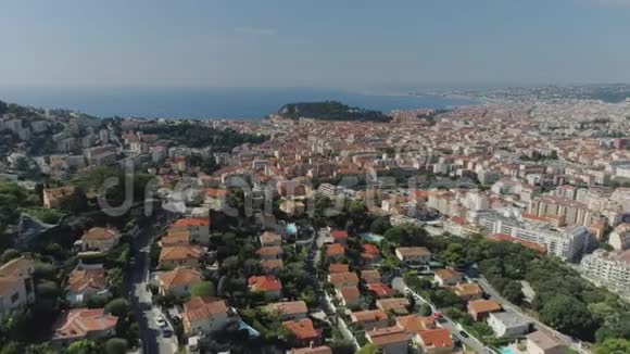 法国南部蔚蓝海岸的尼斯市从上面可以看到房屋和道路的屋顶视频的预览图