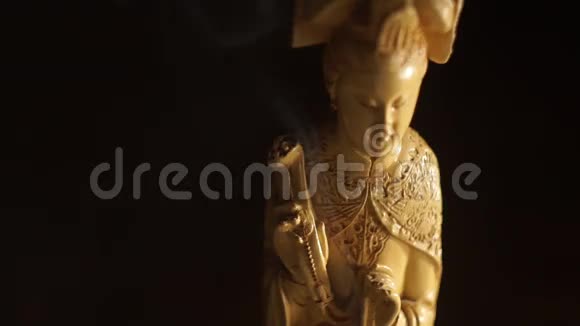 亚洲小雕像和香棒吸烟视频的预览图
