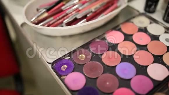 专业化妆工具一套刷子口红豆荚视频的预览图