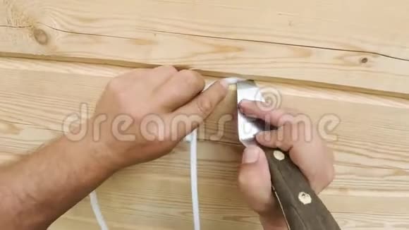 用刷子在木头建造的房子里建造建筑视频的预览图