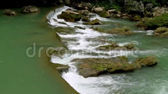 贵州白水里美丽的瀑布视频的预览图