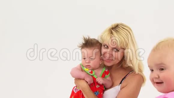 幸福的母亲和她的小宝贝的肖像视频的预览图