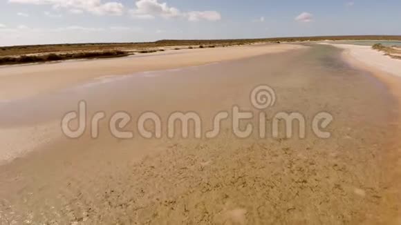 海岸和陆地与海洋的空中射击视频的预览图