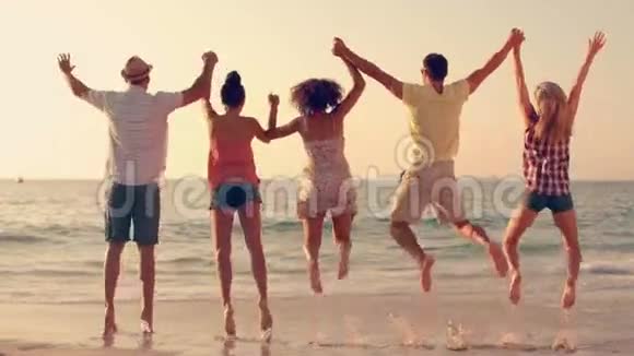 一群朋友一起在海滩上跳视频的预览图