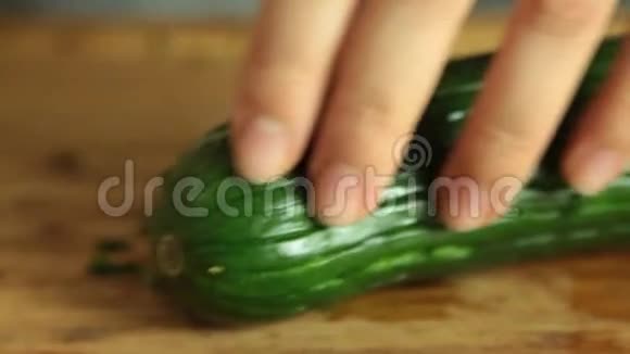 女人切黄瓜做沙拉视频的预览图
