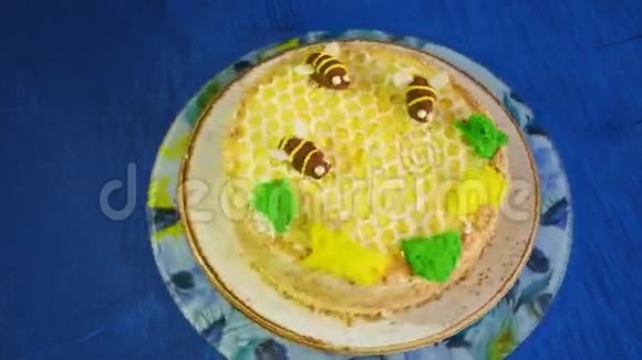美丽的蜂蜜蛋糕用奶油蜜蜂装饰美丽的蜂蜜蛋糕视频的预览图