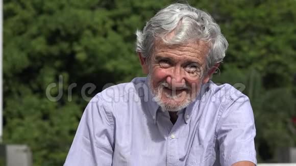 微笑年长的西班牙裔老人视频的预览图
