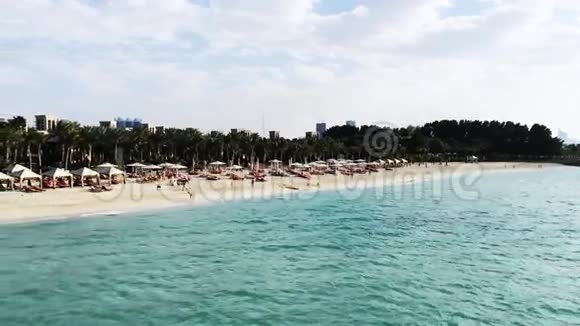 阿拉伯联合酋长国迪拜Jumeira海滩的Pan射击视频的预览图