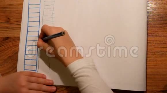 近距离观看儿童手在纸上的绘画用蓝色铅笔画梯子视频的预览图