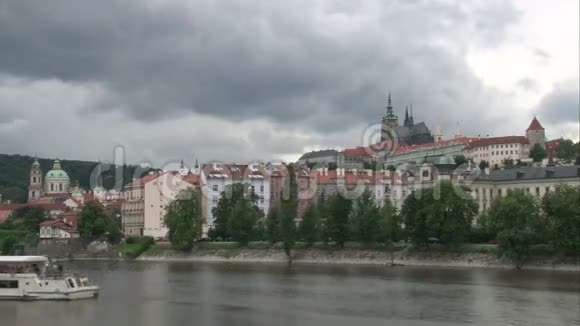 布拉格城堡和伏尔塔瓦河上空的滚滚云层视频的预览图