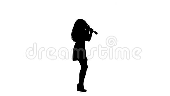 女孩在这首歌的音乐会上唱歌白色背景剪影侧视图视频的预览图