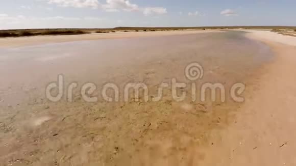 海岸和陆地与海洋的空中射击视频的预览图