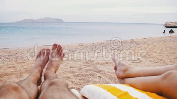 躺在海边晒太阳的人的腿视频的预览图