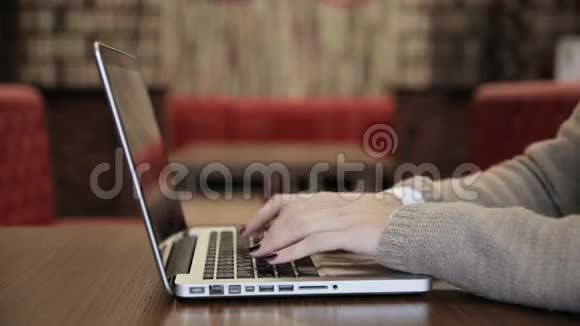 女人关上手提电脑出去视频的预览图