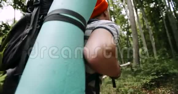 带背包的人在树林里散步视频的预览图