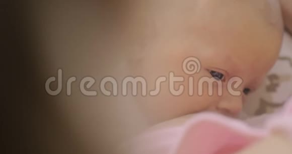 母乳喂养的宝贝女儿视频的预览图