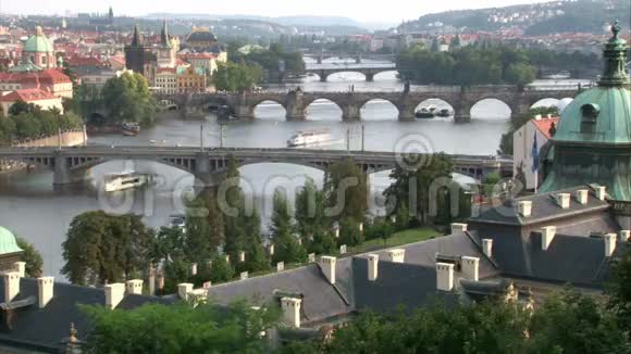布拉格伏塔瓦河的夏日下午视频的预览图