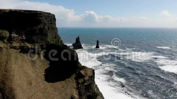 冰岛黑沙滩悬崖空中视频的预览图