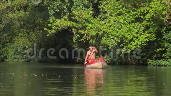 在河上划舟视频的预览图