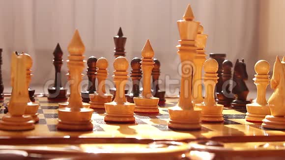 棋盘上棋子收拢景浅下棋的人手的特写视频的预览图