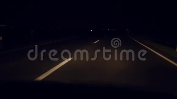 晚上开车夜间在公路路上移动机动车辆视频的预览图