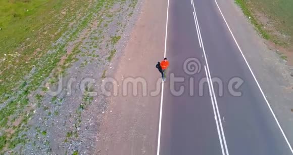 在新柏油路低空飞越运动男子视频的预览图